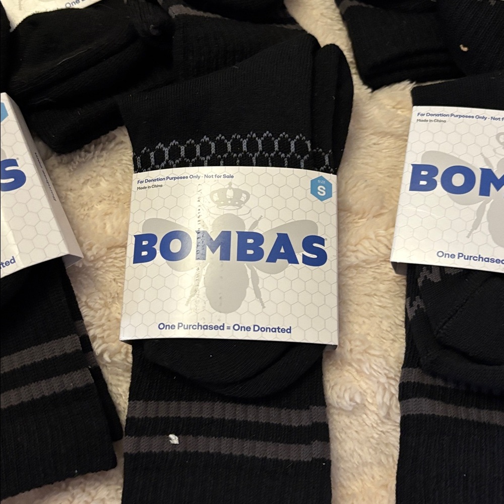 8 NWT Bombas woman’s  Black Socks size S - Picture 2 of 3